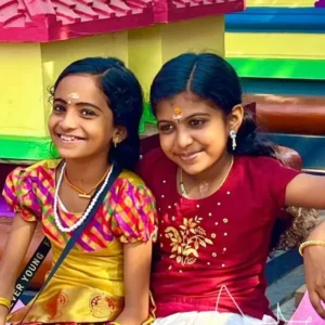 Fillettes-souriantes-600x600